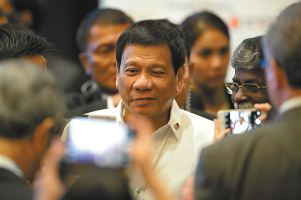 6日，菲律宾总统杜特尔特在各国记者的追问声中走入老挝东盟峰会会场。.png