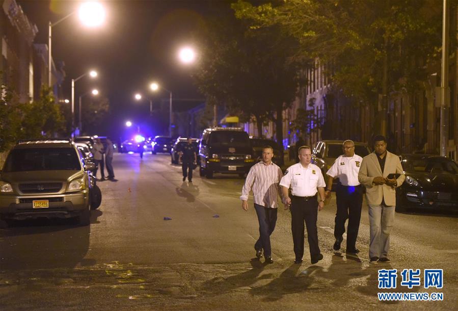 　9月24日，警方官员经过美国马里兰州巴尔的摩市的枪击事件现场。.jpg