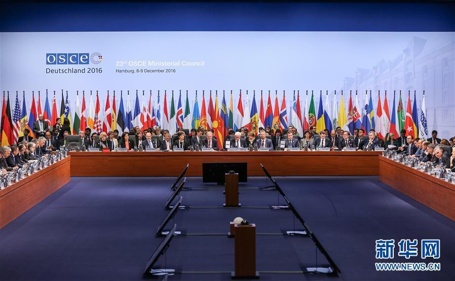 这是12月9日在德国汉堡拍摄的第23届欧洲安全与合作组织（欧安组织）外长会议的闭幕会议现场。.jpg