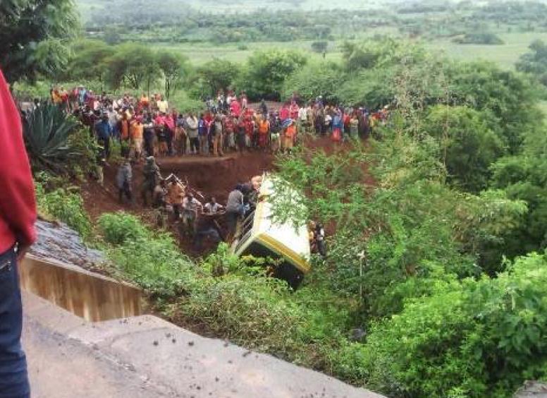坦桑尼亚一校车发生翻车 超过35人遇难.jpg