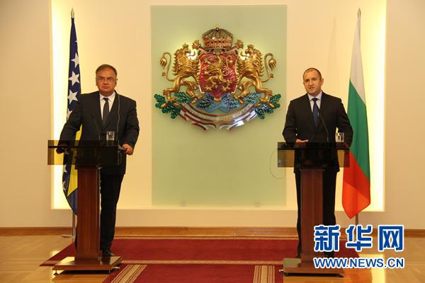6月12日，在保加利亚索非亚，保加利亚总统拉德夫（右）与到访的波黑主席团轮值主席伊万尼奇出席联合记者会。.jpg