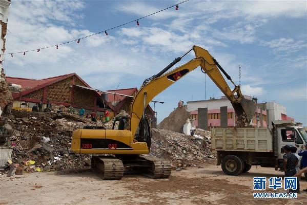 9月8日，在墨西哥瓦哈卡州，挖掘机在受灾现场清理废墟。.jpg
