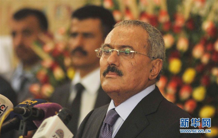 这是2012年2月27日，也门卸任总统萨利赫在首都萨那出席新总统哈迪的就职典礼。.jpg