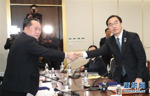 1月9日，在板门店韩方一侧“和平之家”举行的韩朝高级别会谈上，朝方代表团团长、朝鲜祖国和平统一委员会委员长李善权（左）与