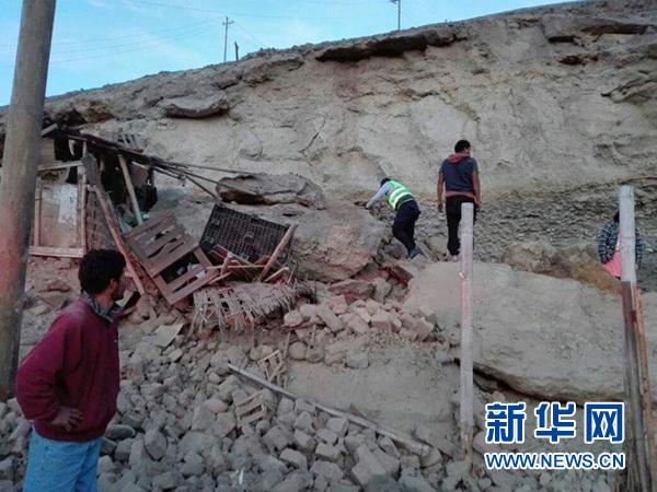 1月14日，救援人员在废墟现场实施救援。.jpg