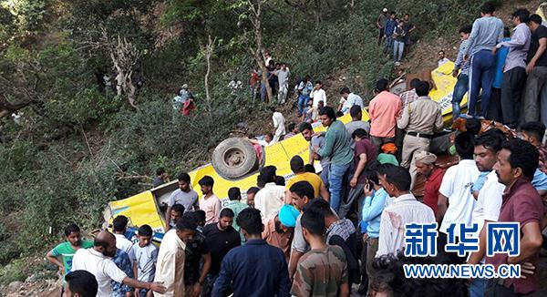 这是4月9日在印度北部喜马偕尔邦山区拍摄的校车坠谷事故现场。.jpg