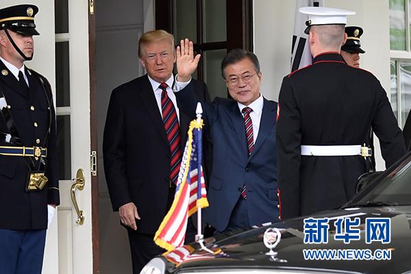 5月22日，美国总统特朗普（左二）在华盛顿白宫欢迎到访的韩国总统文在寅（左三）。.jpg
