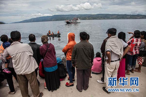 6月20日，在印度尼西亚北苏门答腊省，人们在岸上观看搜救行动。.jpg