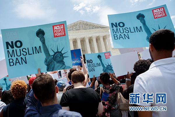 6月26日，在美国首都华盛顿，人们在联邦最高法院前抗议。.jpg