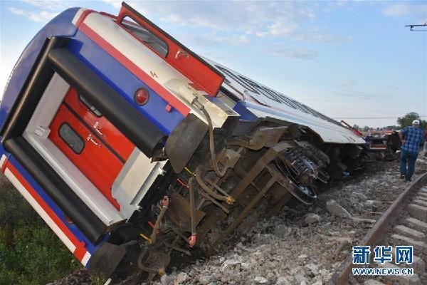 这是7月8日在土耳其泰基尔达省拍摄的火车出轨事故现场。.jpg