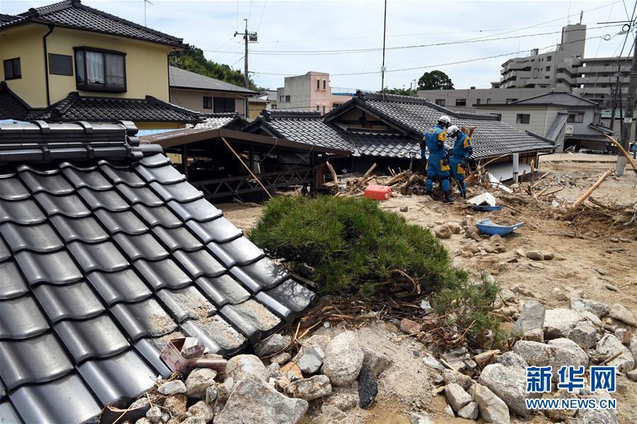7月11日，在日本广岛吴市天应町地区，警察挖掘被泥石流淹没的民居。.jpg