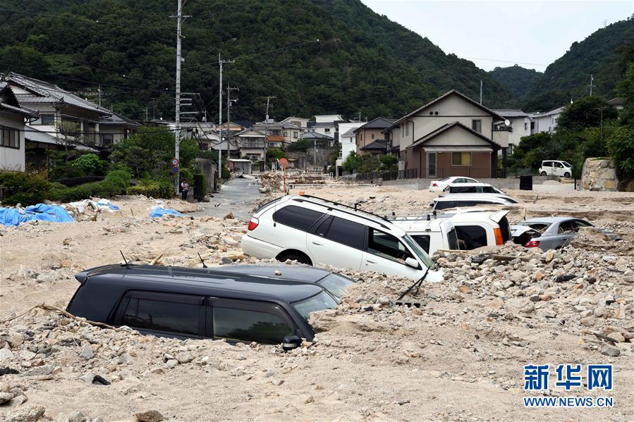 7月11日，在日本广岛吴市天应町地区，道路被泥石流淹没。.jpg