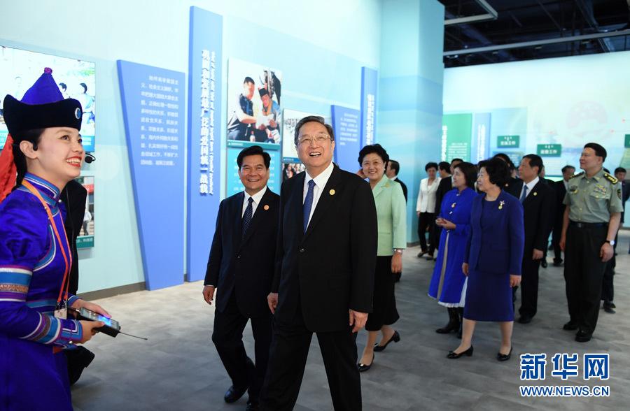 俞正声率中央代表团参观庆祝内蒙古自治区成立70周年展览.jpg